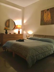 una camera da letto con un letto con specchio e un comò di Blackboard House a Bari