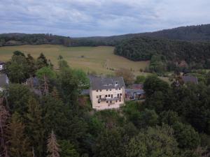 una vista aérea de una gran casa en los árboles en Haus Schönblick, en Simmerath