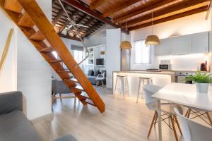 una cocina y una sala de estar con una escalera en un loft en Barón Suites Ruzafa, en Valencia