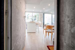 um corredor aberto com uma cozinha e uma sala de jantar em T'Luz no Porto