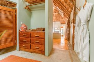 een badkamer met een houten dressoir in een kamer bij Ahau Tulum in Tulum