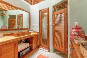 bagno con lavandino e specchio di Ahau Tulum a Tulum