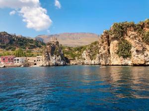 vista di una cassa d'acqua con alcune rocce di Casa Vacanza Accetta a Trappeto
