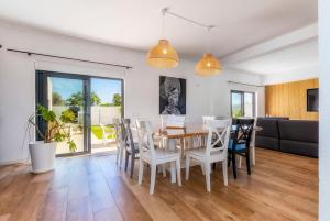 een eetkamer met een tafel en stoelen bij Villa "A Vida é Linda Santa Luzia" in Santa Luzia