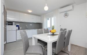 Kuchyň nebo kuchyňský kout v ubytování 2 Bedroom Gorgeous Apartment In Podaca
