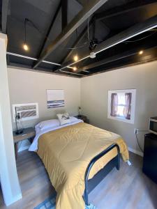 Un dormitorio con una cama grande en una habitación. en Cabin 7 at Horse Creek Resort, en Rapid City