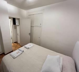 1 dormitorio con 1 cama con 2 toallas en Confortable Departamento en Palermo Soho en Buenos Aires