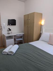 ein Schlafzimmer mit einem Bett mit zwei Handtüchern darauf in der Unterkunft Studio 19 Wright Lodge in Adelaide