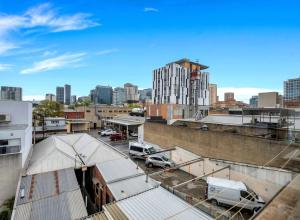 - une vue sur une ville avec des voitures garées dans un parking dans l'établissement Studio 19 Wright Lodge, à Adélaïde