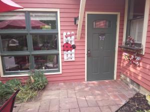 une maison rose avec une porte bleue et une fenêtre dans l'établissement Betty Lous Garden, à Nashville