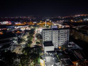 a view of a city at night at Hotel Caiuá Express in Maringá