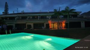 Der Swimmingpool an oder in der Nähe von Elegant and Peaceful Aparments with Pool and Garden