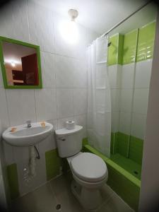 małą łazienkę z toaletą i umywalką w obiekcie Hotel la encantada w mieście Cajamarca