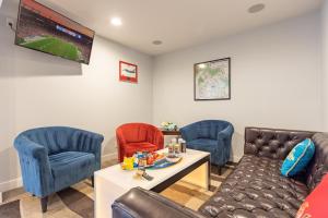 a waiting room with a couch and chairs at RiverWalk Inn in Pagosa Springs