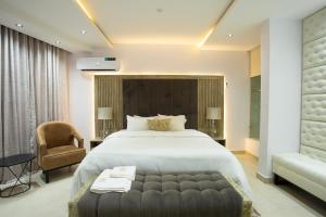 DE MANCHY HOTELS & SUITES客房内的一张或多张床位