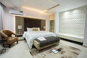 DE MANCHY HOTELS & SUITES客房内的一张或多张床位
