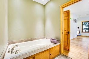 y baño con bañera y suelo de madera. en Woodstone Cabin, en Hoodsport 42 fotos más