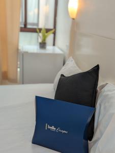 una bolsa azul sentada encima de una cama en Studio 28 Wright Lodge en Adelaida