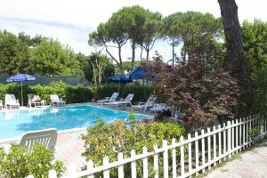 Bazén v ubytování Hotel Rosa Dei Venti nebo v jeho okolí