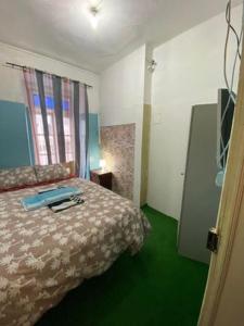 1 dormitorio con 1 cama y TV en Lisbon Bangla, en Lisboa