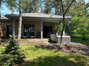 Vonkajšia záhrada v ubytovaní Lodge avec bain à remous privatif, proche du golf et piscine réservée - Confort et activités garanties - FR-1-582-373