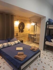 sypialnia z łóżkiem z ręcznikami w obiekcie Grecos STAY SKIATHOS w mieście Skiatos +37 zdjęć