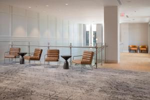 - un groupe de chaises et une table dans une pièce dans l'établissement Residence Inn by Marriott St Louis Clayton, à Clayton