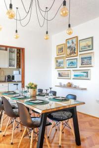 a dining room with a table and chairs at Apartments with a swimming pool Kastel Sucurac, Kastela - 21394 in Kaštela