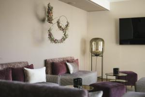 una sala de estar con sofás y una corona en la pared en Residence Sonja - Apartment Fagus, en Rablà