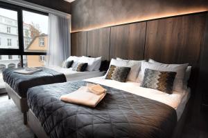 um quarto de hotel com duas camas e uma grande janela em B14 Apartments & Rooms em Reykjavík