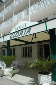 um hotel com uma placa na frente em Hotel Gloria em Lignano Sabbiadoro