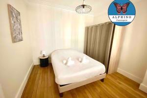 una camera con letto bianco e 4 cuscini di L'Haussmannien, splendide et lumineux a Limoges