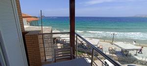 uma varanda com vista para a praia e para o oceano em Porta di Sabbia in Koum Kapi beach em Chania Town