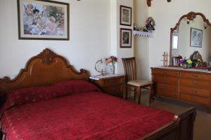 um quarto com uma cama vermelha e uma cómoda em Porta di Sabbia in Koum Kapi beach em Chania Town