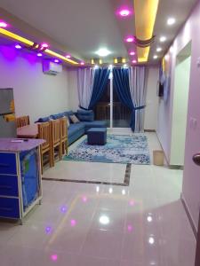 sala de estar con sofá y mesa en شاليه سياحي بمارينا دلتا لاجونز المنصورة الجديدة en Al Ḩammād