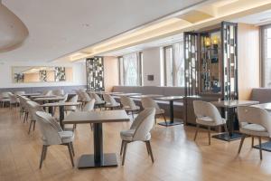 函館的住宿－函館普樂美雅凱賓總統酒店，餐厅里一排桌椅