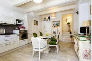 A kitchen or kitchenette at Il Piccolo Giglio