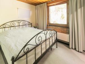 1 dormitorio con cama y ventana en Lovely chalet in Arendonk with terrace en Arendonk
