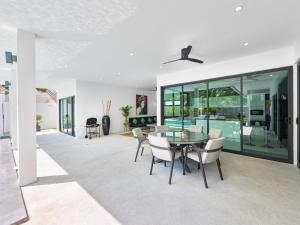 TV a/nebo společenská místnost v ubytování Villa Yana 2 bedrooms Lamai