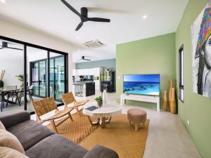 TV a/nebo společenská místnost v ubytování Villa Yana 2 bedrooms Lamai
