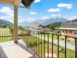 een balkon met uitzicht op een weg en de bergen bij Holiday home in the ski area in Kötschach-Mauthen in Laas