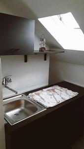 - une cuisine avec évier dans l'établissement Nido su Savona, à Savone
