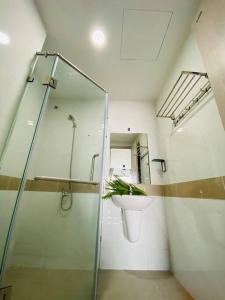 APARTMENT: 2 Phòng Ngủ, Giường Lớn,2WC, Swimming pool, Di An City في Dĩ An: حمام مع دش زجاجي ومغسلة