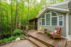 ein Haus mit einer Veranda und einer Terrasse in der Unterkunft The Owl's Perch in Robbinsville