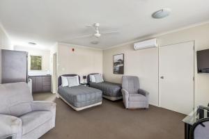 A seating area at BK's Chardonnay Motor Lodge