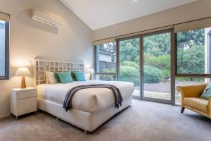 En eller flere senge i et værelse på Bunker Downs I Private Properties + 12 billeder