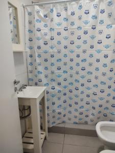 a bathroom with a blue and white shower curtain at Moderno PH con patio en Chacarita A 3 minutos de Palermo y 2 cuadras del Movistar Arena in Buenos Aires