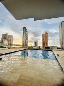 een groot zwembad in een stad met hoge gebouwen bij amor por cartagena in Cartagena