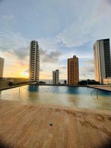 een zwembad in een stad met hoge gebouwen bij amor por cartagena in Cartagena