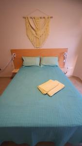 勒西菲的住宿－Studio Aurora - Recife，一间卧室配有一张蓝色的床和木制床头板